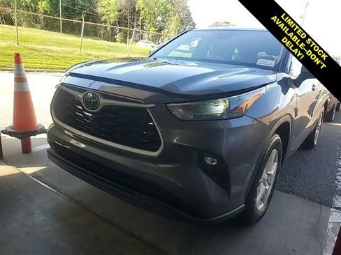 Used 2023 Toyota Highlander LE FWD image 3