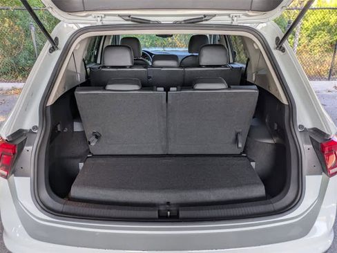 Used 2021 Volkswagen Tiguan SE w/ Panoramic Sunroof Package image 12