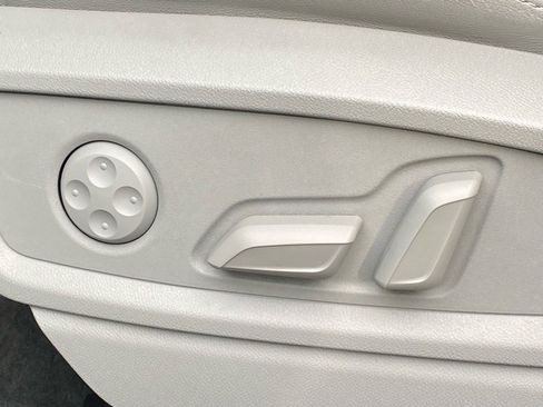 Used 2024 Audi Q5 e Premium Plus w/ Premium Plus Package image 15