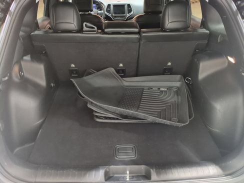 Used 2019 Jeep Cherokee Trailhawk w/ Cold Weather Group AWD/4WD image 12