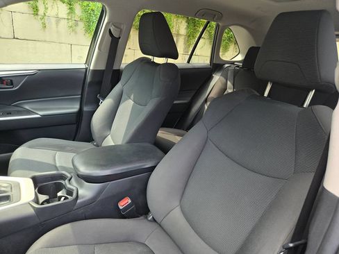Used 2021 Toyota RAV4 LE AWD/4WD image 8