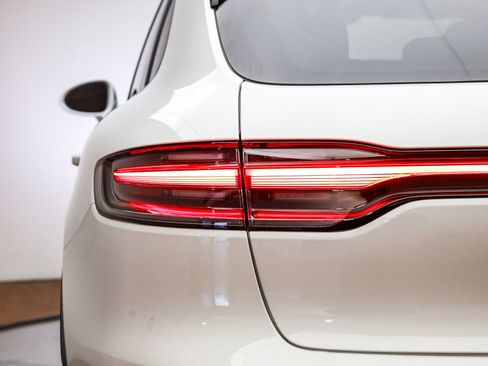 Certified 2025 Porsche Macan image 8