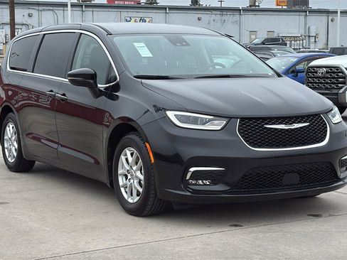 Used 2023 Chrysler Pacifica Touring-L image 7