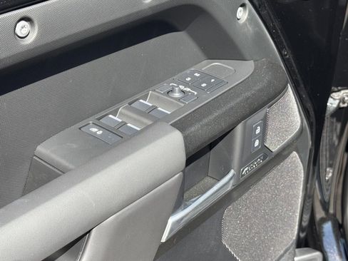 Used 2025 Land Rover Defender 110 V8 image 10