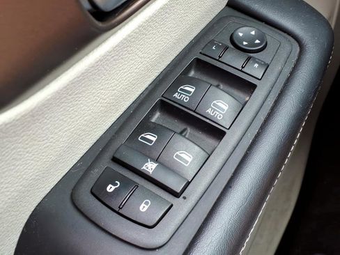 Used 2023 Chrysler Voyager LX FWD image 16