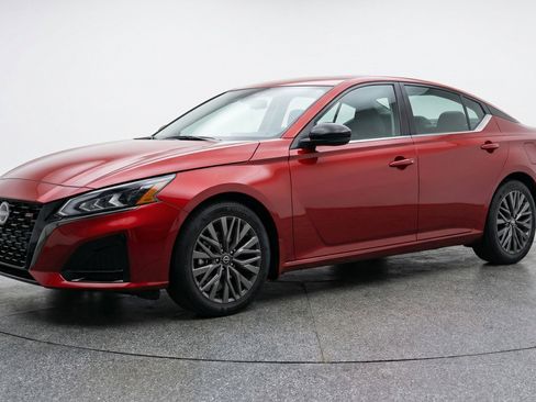 Used 2025 Nissan Altima 2.5 SV image 3