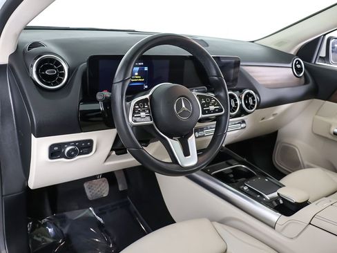 Used 2022 Mercedes-Benz GLA 250 4MATIC w/ Premium Package image 26