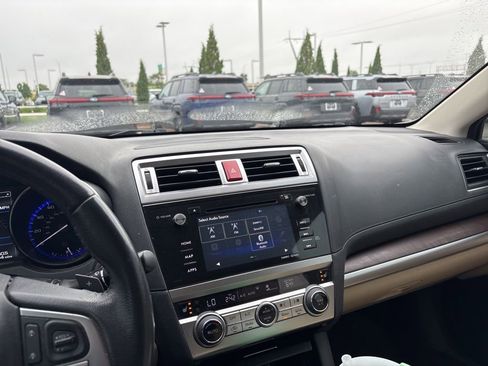 Used 2017 Subaru Outback 2.5i Limited AWD/4WD image 3