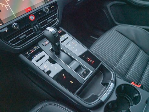 Certified 2026 Porsche Macan Turbo AWD/4WD image 22