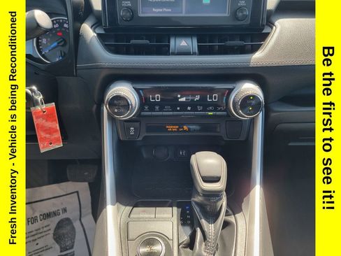 Used 2019 Toyota RAV4 LE w/ Carpet Mat Package AWD/4WD image 18