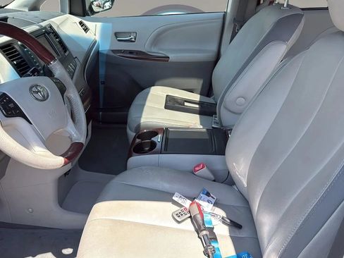 Used 2014 Toyota Sienna Limited w/ Limited Premium Package AWD/4WD image 8