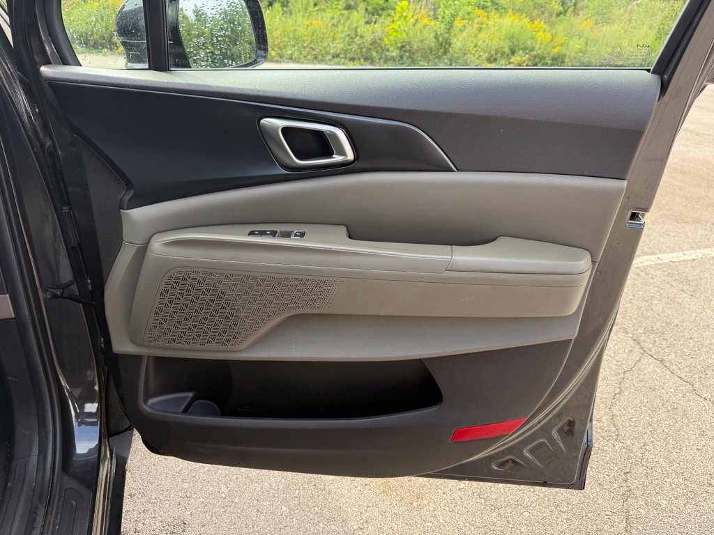 Used 2025 Kia Carnival FWD image 20
