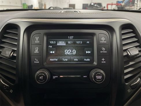 Used 2016 Jeep Cherokee Sport image 16