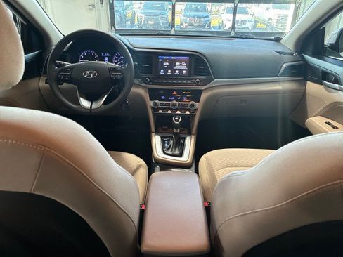 Used 2020 Hyundai Elantra SEL w/ Winter Weather Package FWD image 10