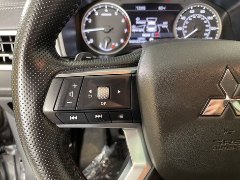 Used 2024 Mitsubishi Outlander SE image 21