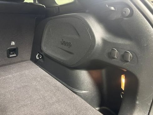 Used 2019 Jeep Cherokee Limited AWD/4WD image 11
