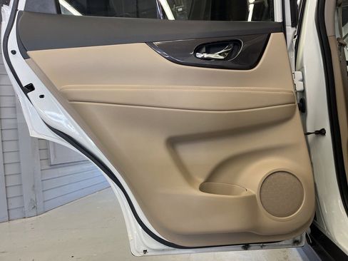 Used 2019 Nissan Rogue SV image 26