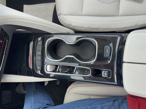 Used 2022 Buick Envision Essence w/ Technology Package I FWD image 13