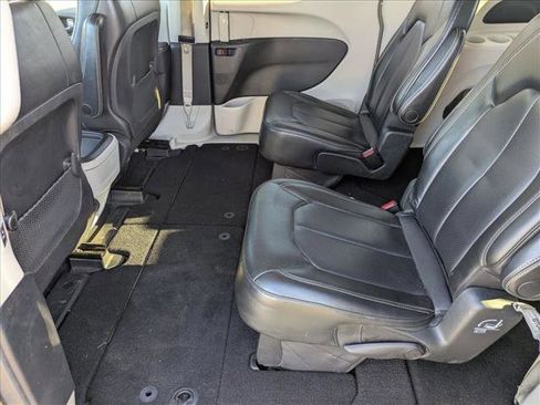 Used 2020 Chrysler Voyager Lxi image 17