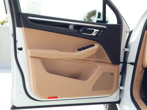 Certified 2025 Porsche Macan image 13