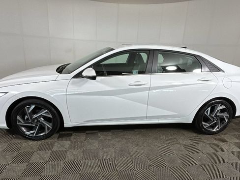 Certified 2025 Hyundai Elantra Limited FWD image 6