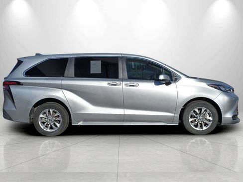 Used 2024 Toyota Sienna LE image 8