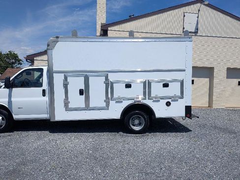 Used 2022 Chevrolet Express 3500 w/ Power Convenience Package RWD image 3