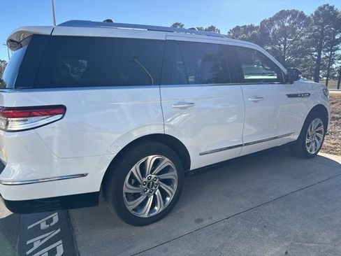Used 2023 Lincoln Navigator Reserve image 3
