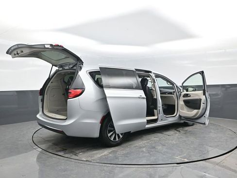 Used 2023 Chrysler Pacifica Touring-L image 33