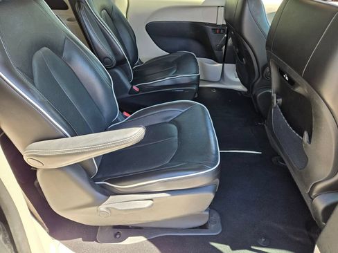 Used 2023 Chrysler Pacifica Limited FWD image 16