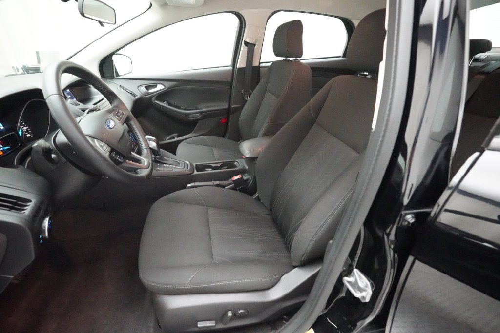Used 2016 Ford Focus SE w/ SE Sport Package FWD image 5