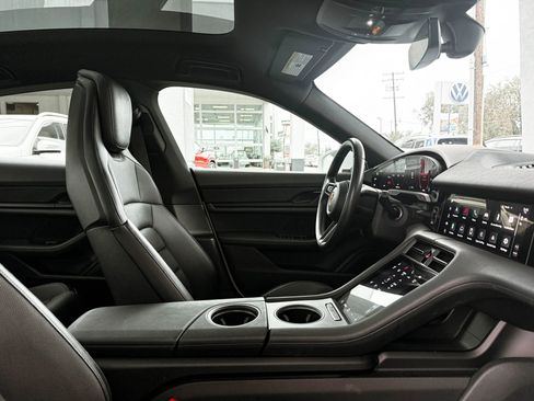 Used 2022 Porsche Taycan image 31