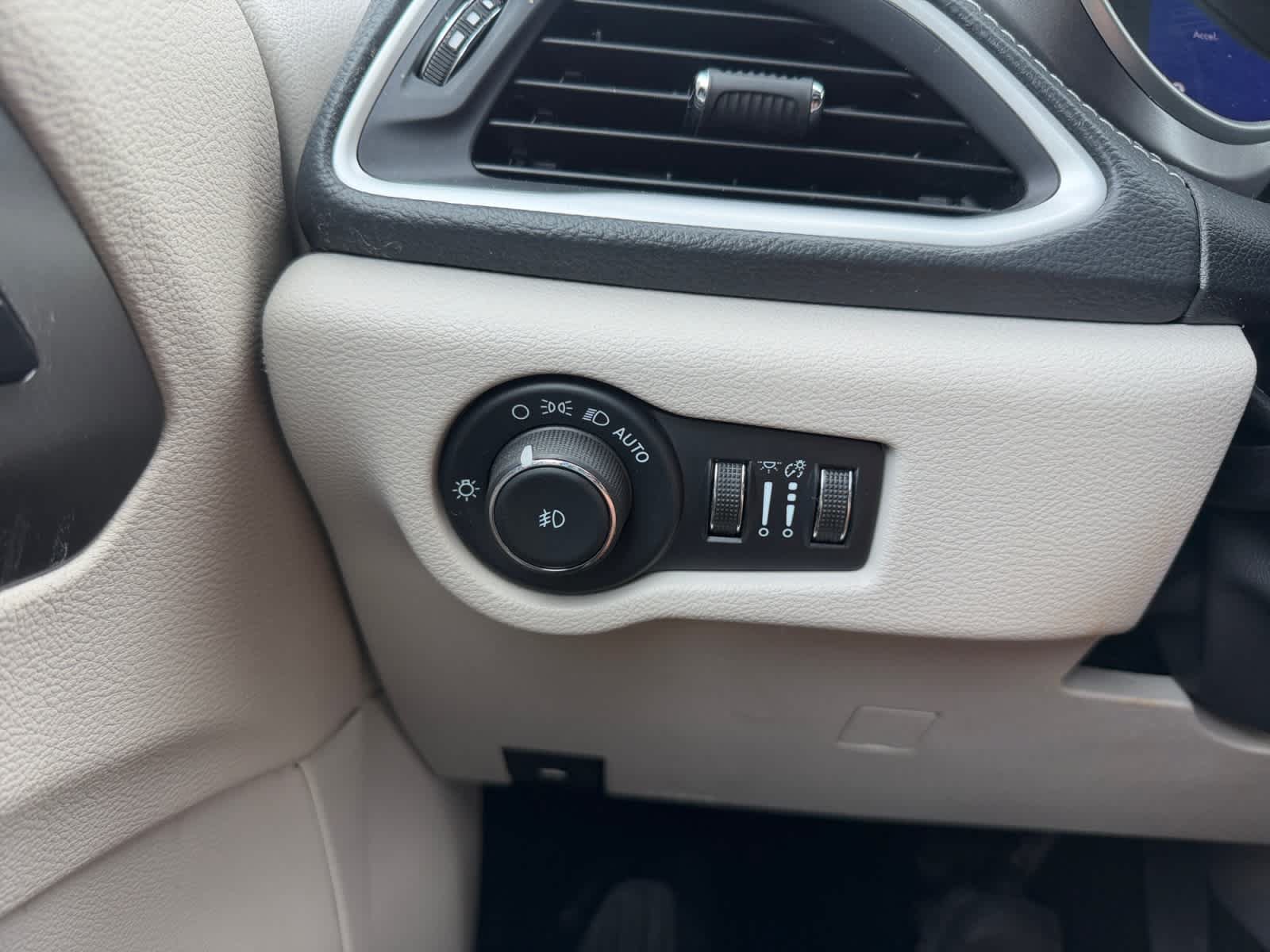 Used 2024 Chrysler Pacifica Limited FWD image 29