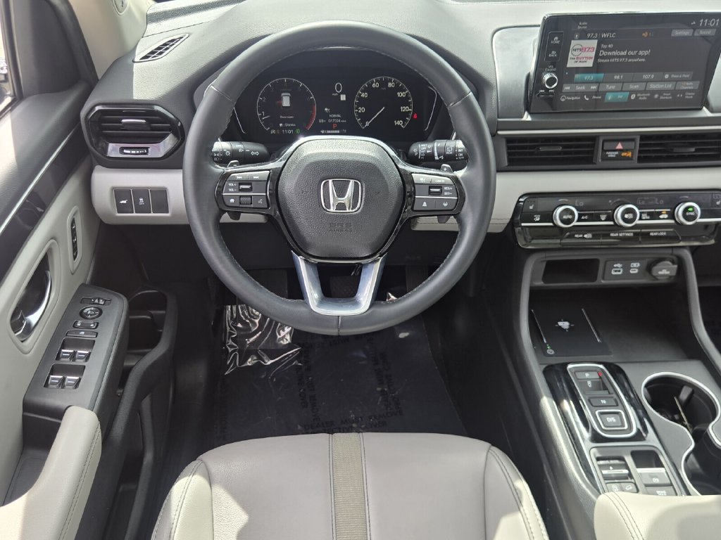 Certified 2025 Honda Pilot Touring image 13