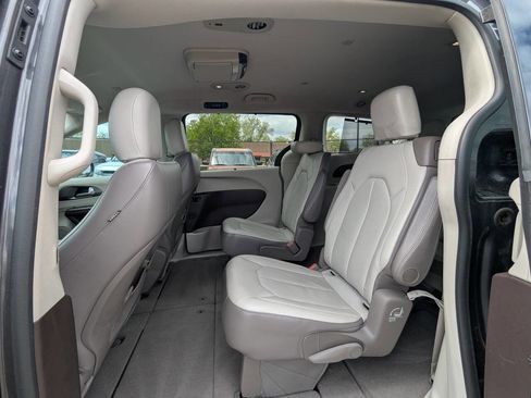 Used 2017 Chrysler Pacifica Touring-L FWD image 14