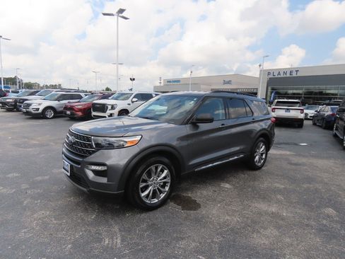 Used 2022 Ford Explorer XLT w/ Equipment Group 202A RWD image 2