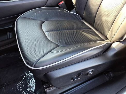 Used 2026 Chrysler Pacifica Limited FWD image 17