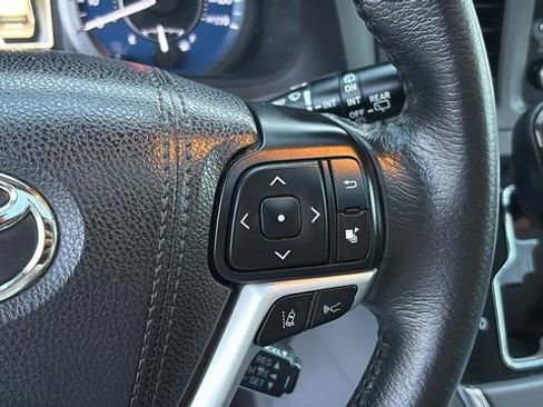 Used 2018 Toyota Sienna XLE Premium w/ Carpet Mat Package FWD image 17