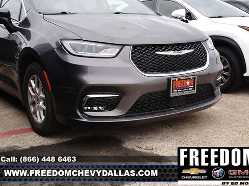 Used 2023 Chrysler Pacifica Touring-L FWD image 2