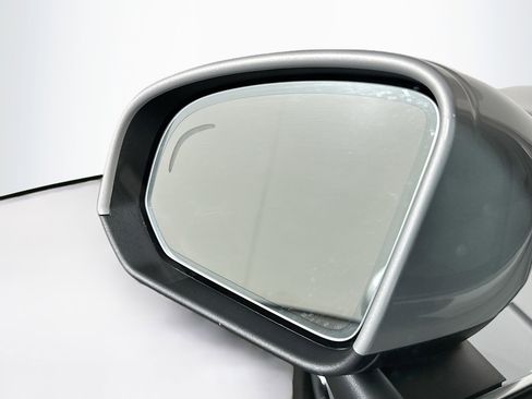 Used 2025 Volvo XC40 B5 Core image 16