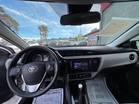 Used 2018 Toyota Corolla LE w/ Carpet Mat Package (TMS) FWD image 9