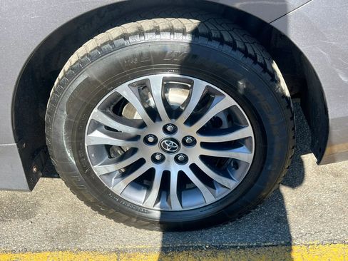 Used 2019 Toyota Sienna XLE image 9