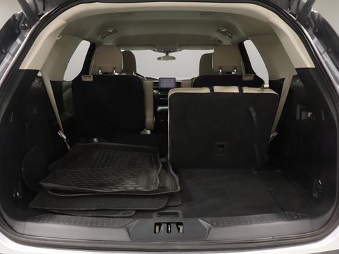Used 2020 Ford Explorer XLT w/ Equipment Group 202A AWD/4WD image 19