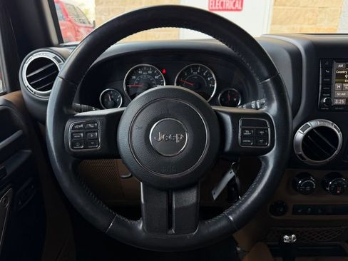 Used 2016 Jeep Wrangler Unlimited Sahara w/ Connectivity Group AWD/4WD image 12