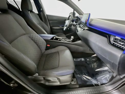 Used 2020 Toyota C-HR XLE FWD image 31