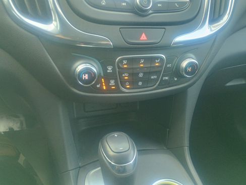 Used 2020 Chevrolet Equinox LT w/ Driver Convenience Package image 26