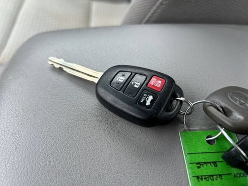 Used 2012 Toyota Camry LE FWD image 28
