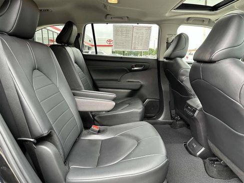 Certified 2024 Toyota Highlander XLE AWD/4WD image 17