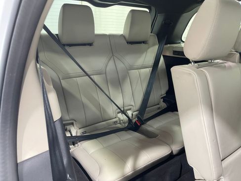 Used 2018 Land Rover Discovery HSE image 32