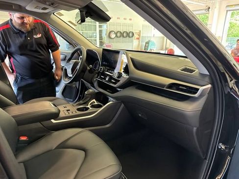 Used 2026 Toyota Highlander XLE AWD/4WD image 15